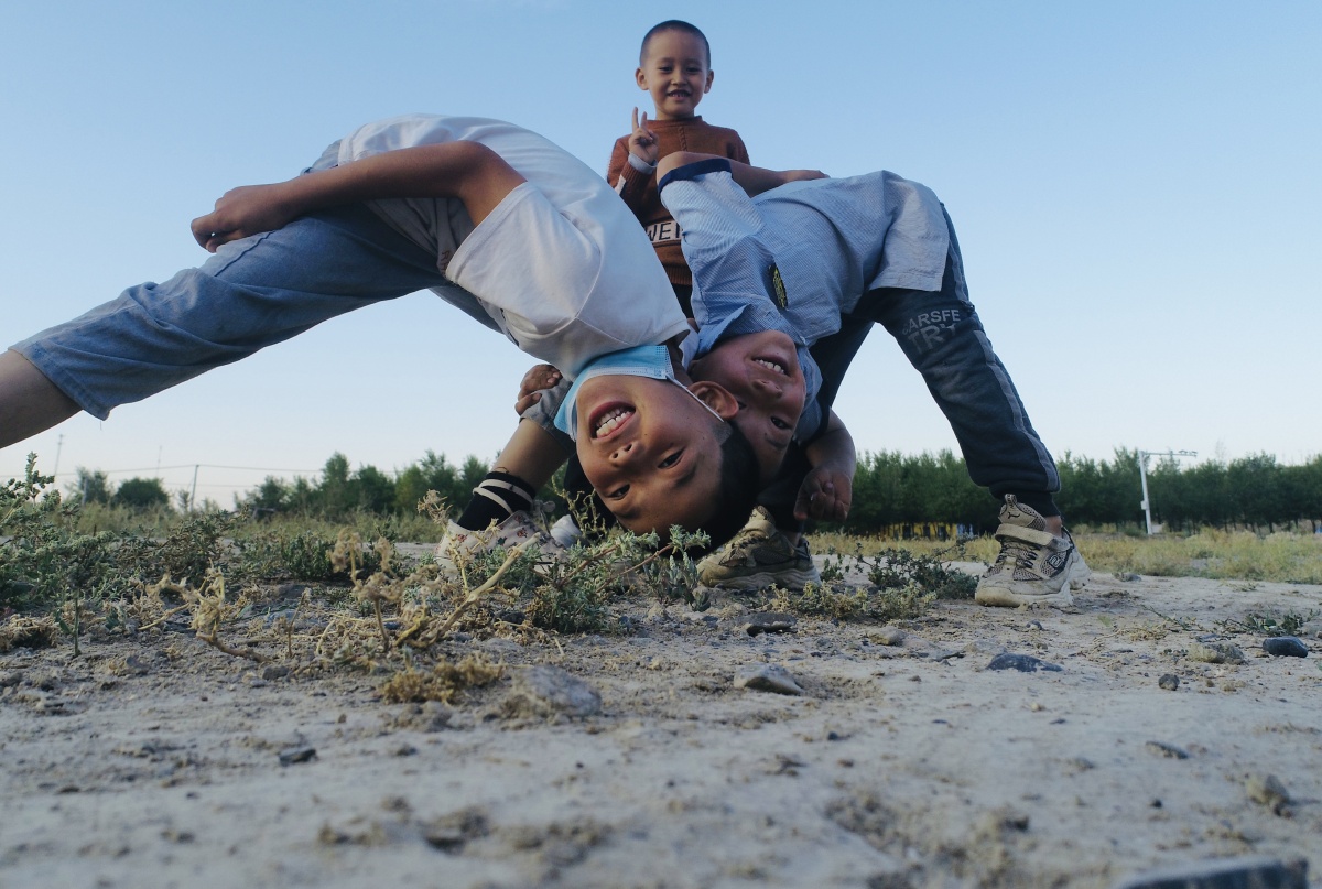 新疆哈哈萨克族的小朋友