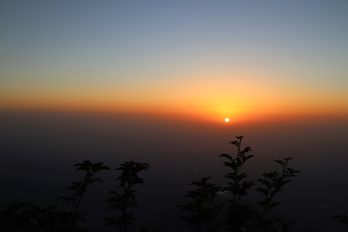 峨眉山金顶日出 金顶黎明前的天空是美妙的东方,墨紫黑紫的太空,天地