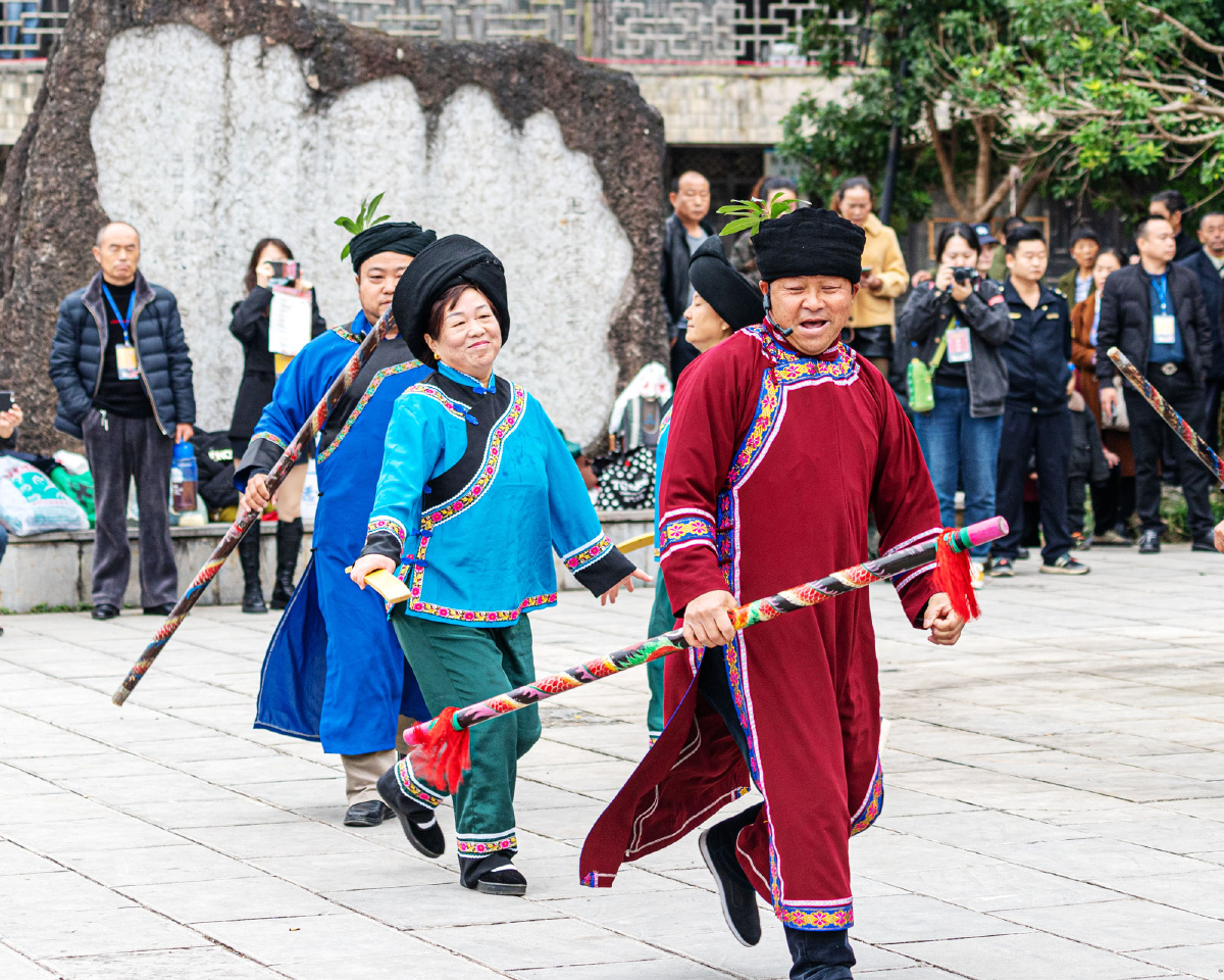 跳摆手舞的土家族人