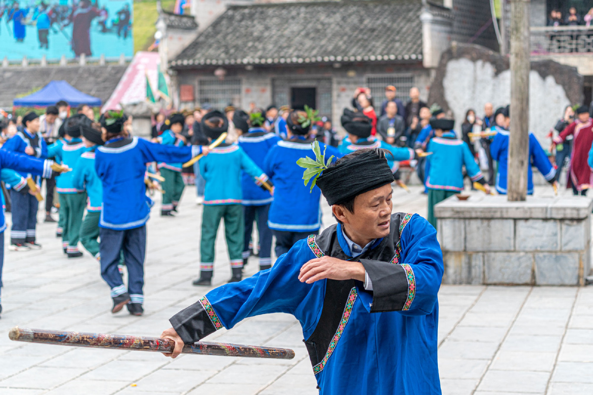 跳摆手舞的土家族人