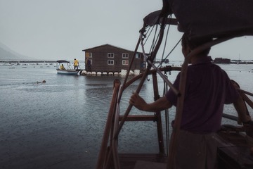 4.Before typhoon Rananim comes, the fishermen move their house to a safe place
