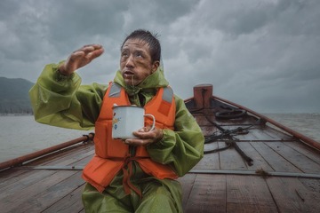 7.Mr. Li rushes to repair the cages when typhoon comes