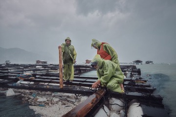 9.Fishermen do the fixing in the heavy rain