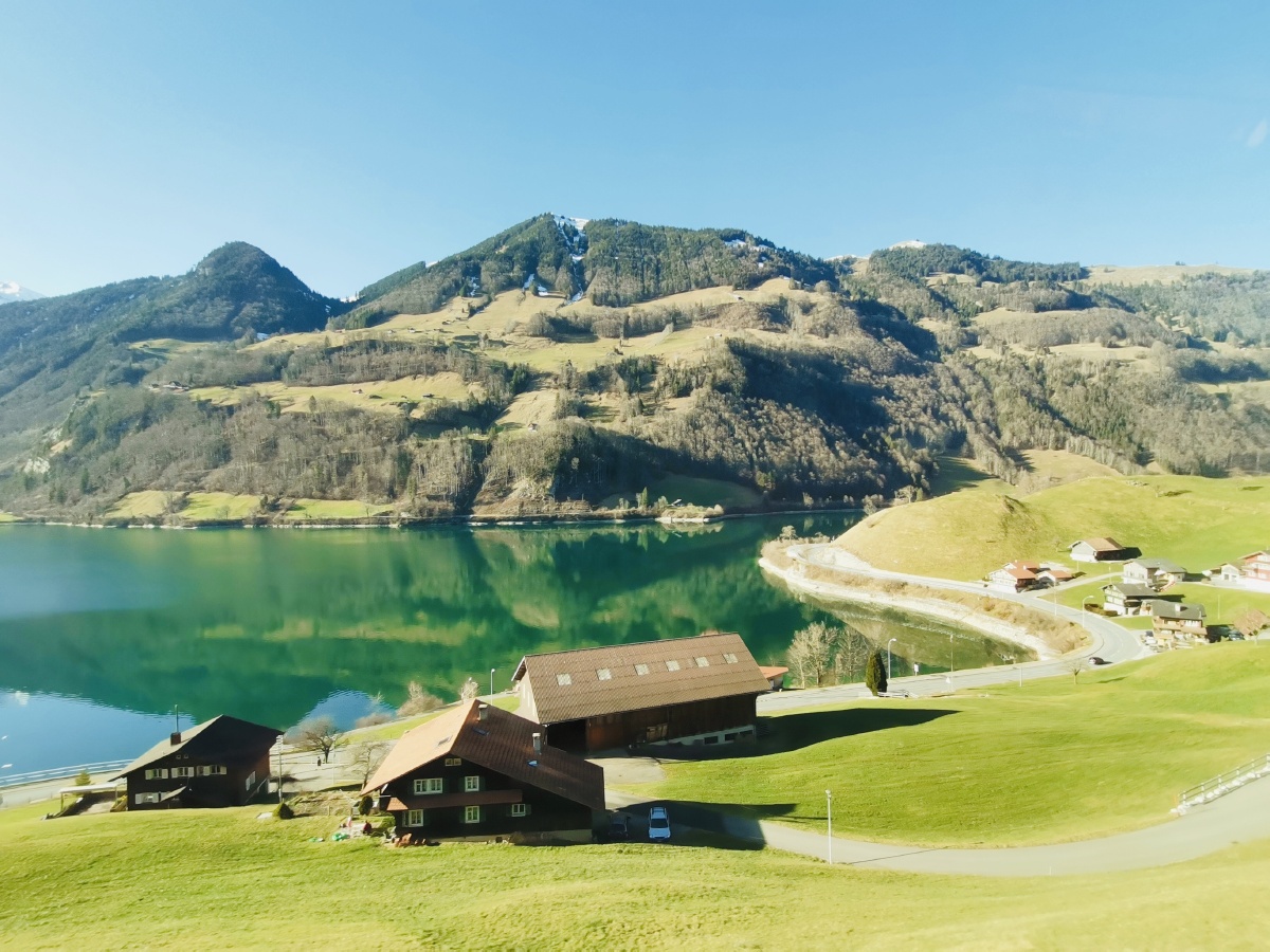 有趣的人生一半是山川湖海