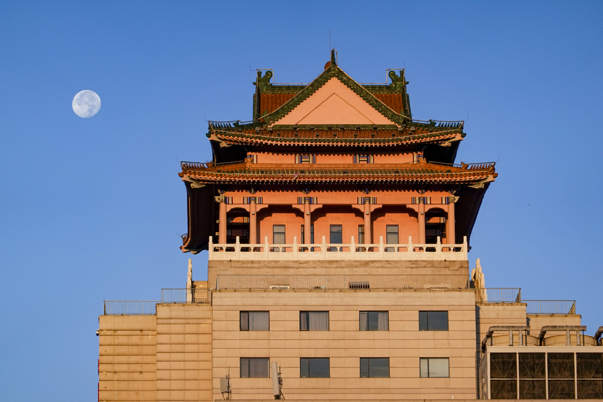 北京西站附近瑞海大厦清晨楼顶古建筑的圆月亮