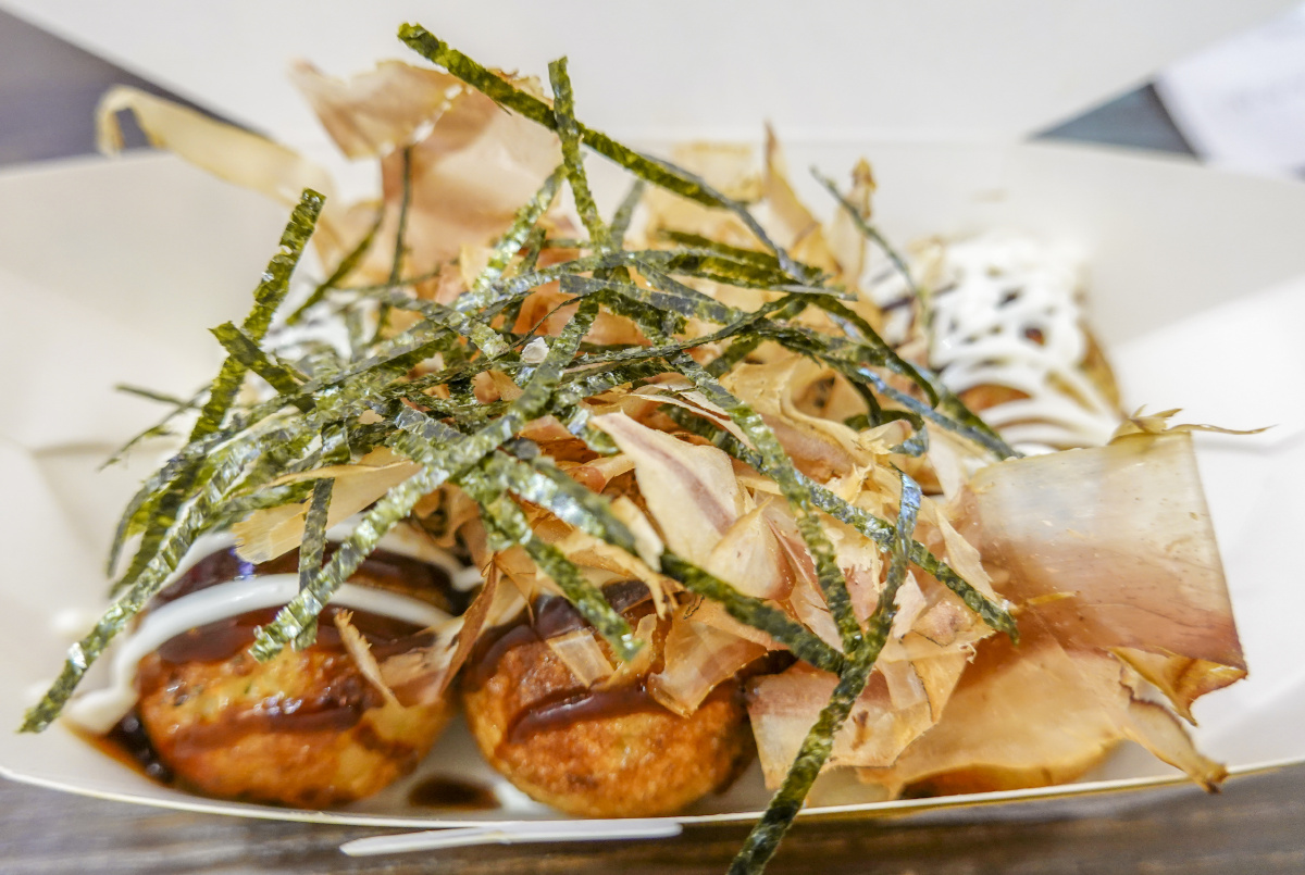 放有海苔碎与木鱼花的章鱼小丸子日式小吃