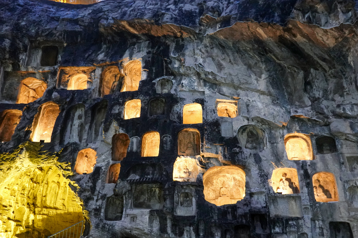 洛阳龙门石窟夜晚亮灯