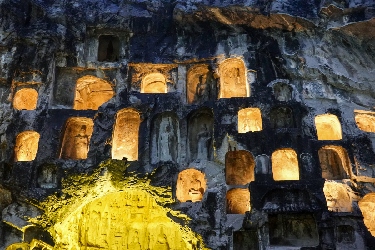 洛阳龙门石窟夜晚亮灯