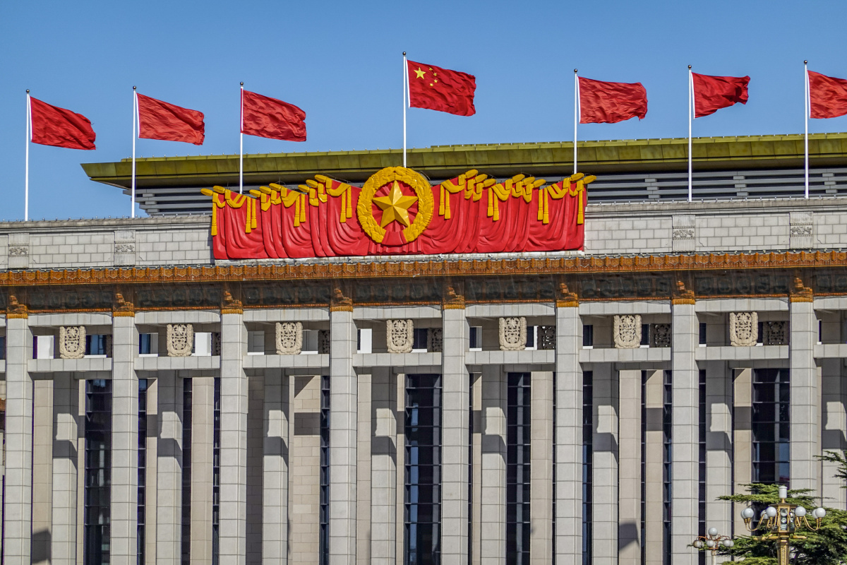 国家博物馆建筑外立面红旗飘扬 - 颜小梧 - 图虫