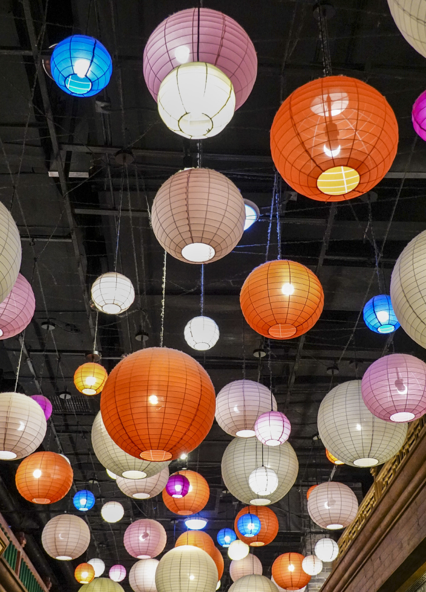 天花板上的彩色球形纸灯笼