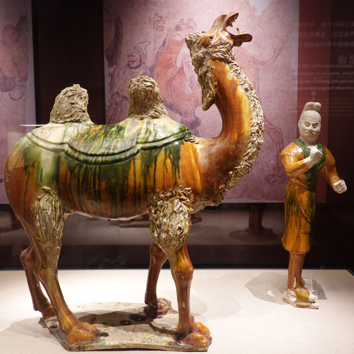 河南博物院胡人唐三彩马