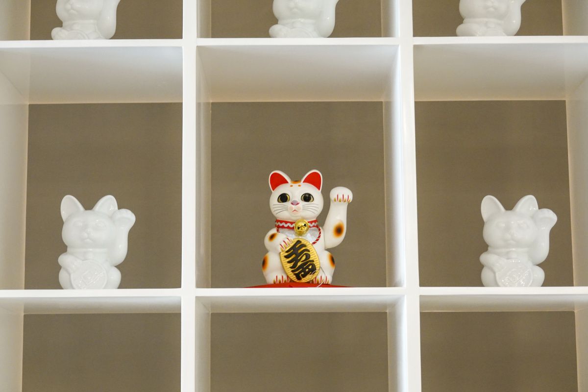 彩色与白色招财猫装饰墙面