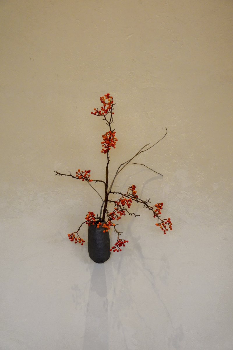 有红色果子的壁挂插花