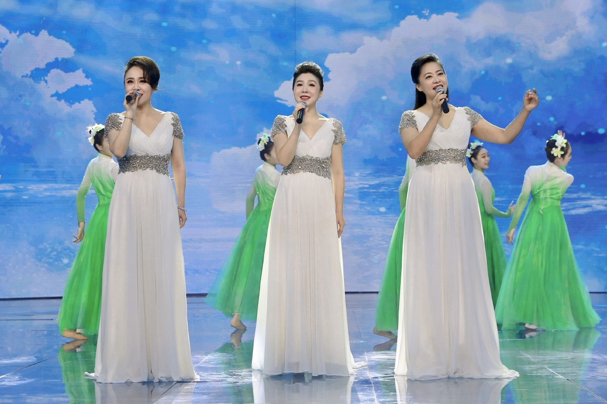 黑鸭子演唱组郭祁李伟倪雅丰参加央视我们的家剧照