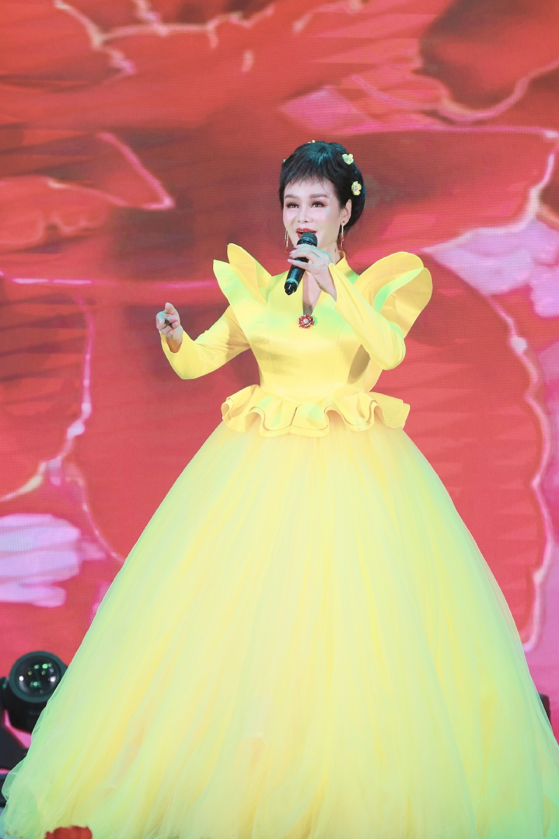 歌唱家张华敏舞台剧照金牛纳福四海同春2021全球华人春晚和国学晚会