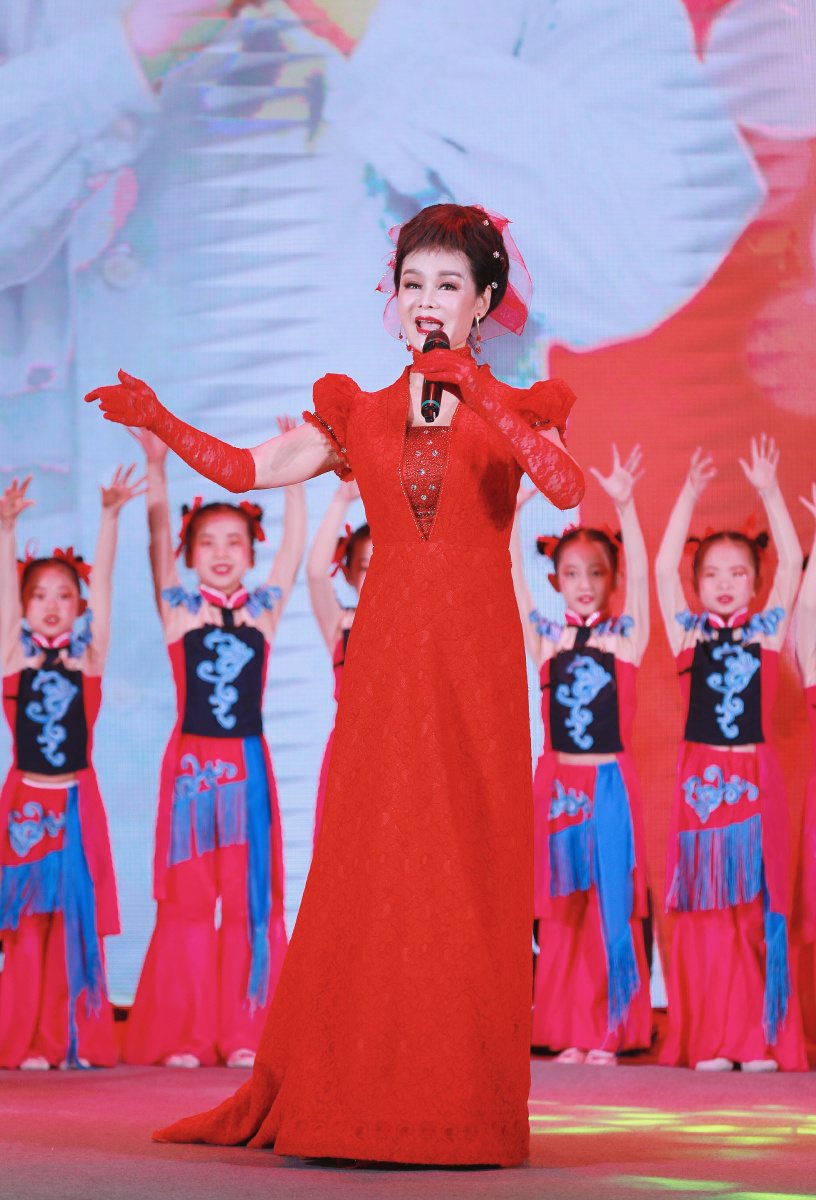 歌唱家张华敏舞台剧照金牛纳福四海同春2021全球华人春晚和国学晚会