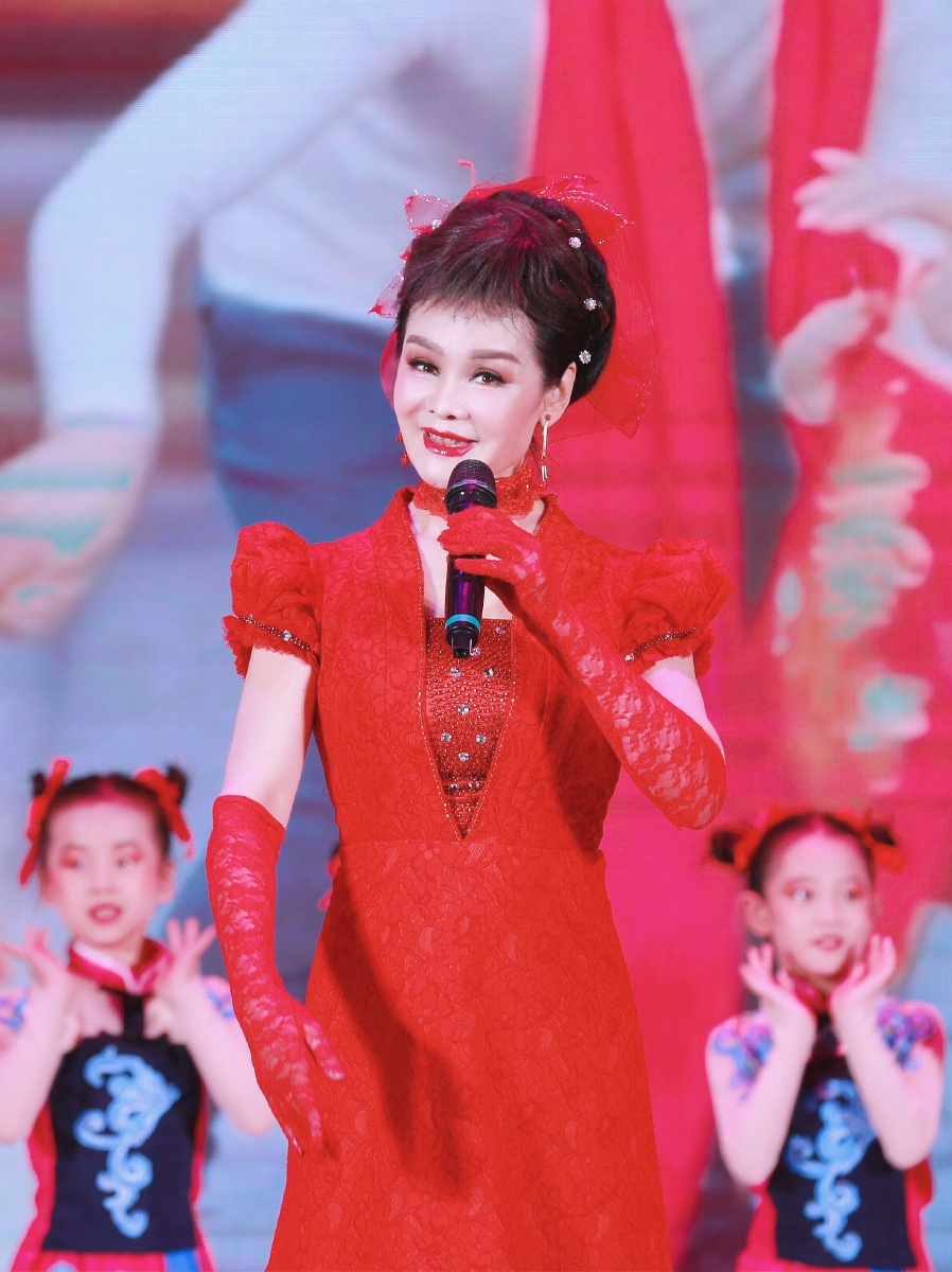 歌唱家张华敏舞台剧照金牛纳福四海同春2021全球华人春晚和国学晚会