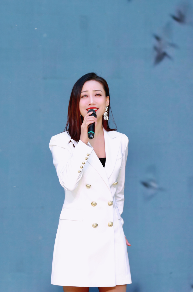 青年歌唱家牛妞舞台抓拍