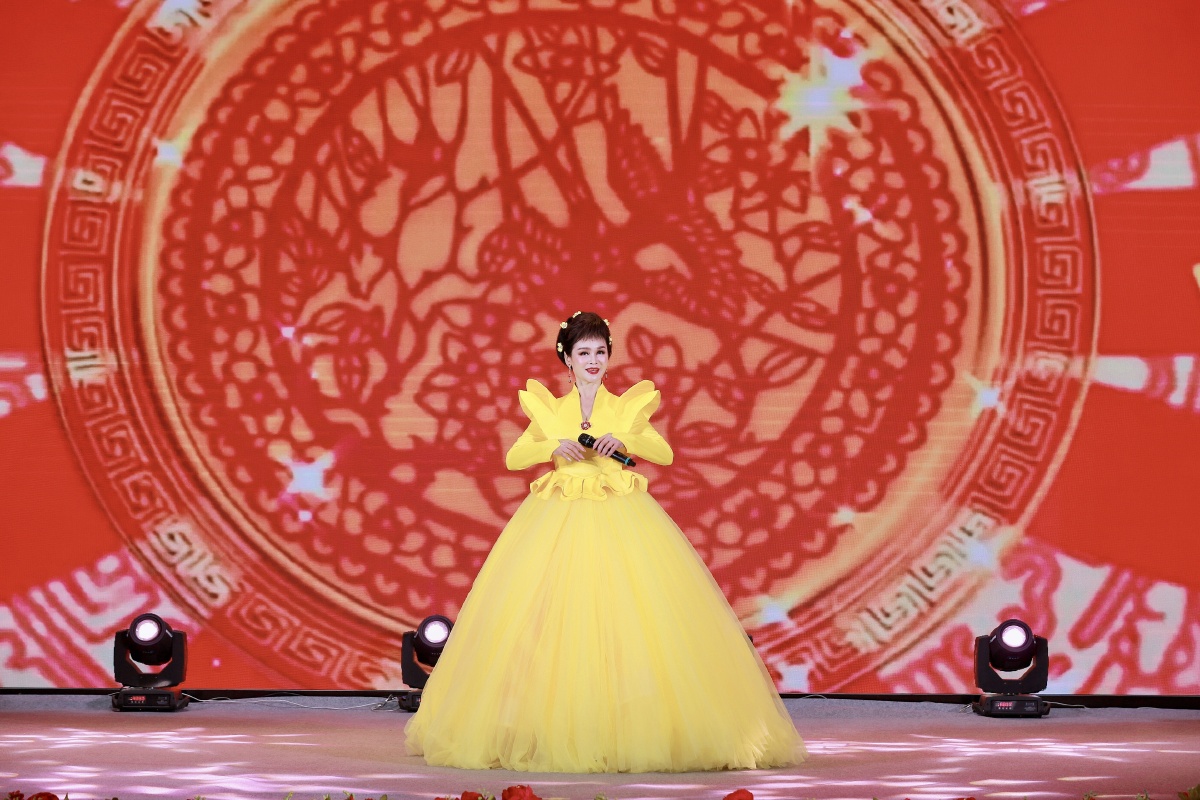 歌唱家张华敏舞台剧照金牛纳福四海同春2021全球华人春晚和国学晚会