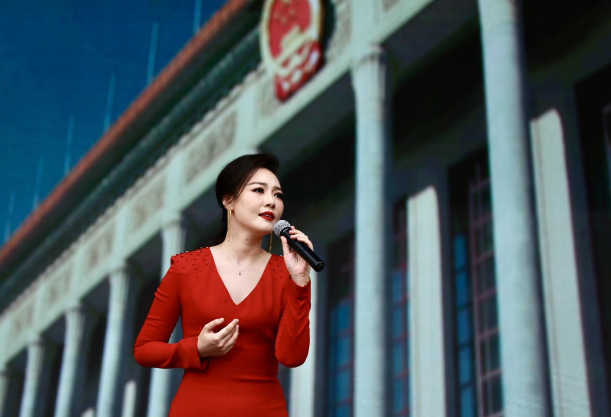 舞台抓拍青年歌唱家刘桐美照