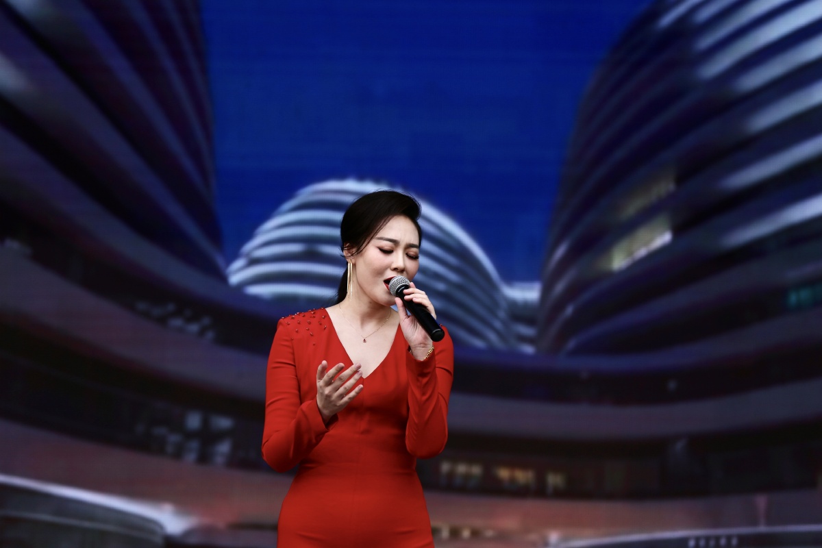 舞台抓拍青年歌唱家刘桐美照