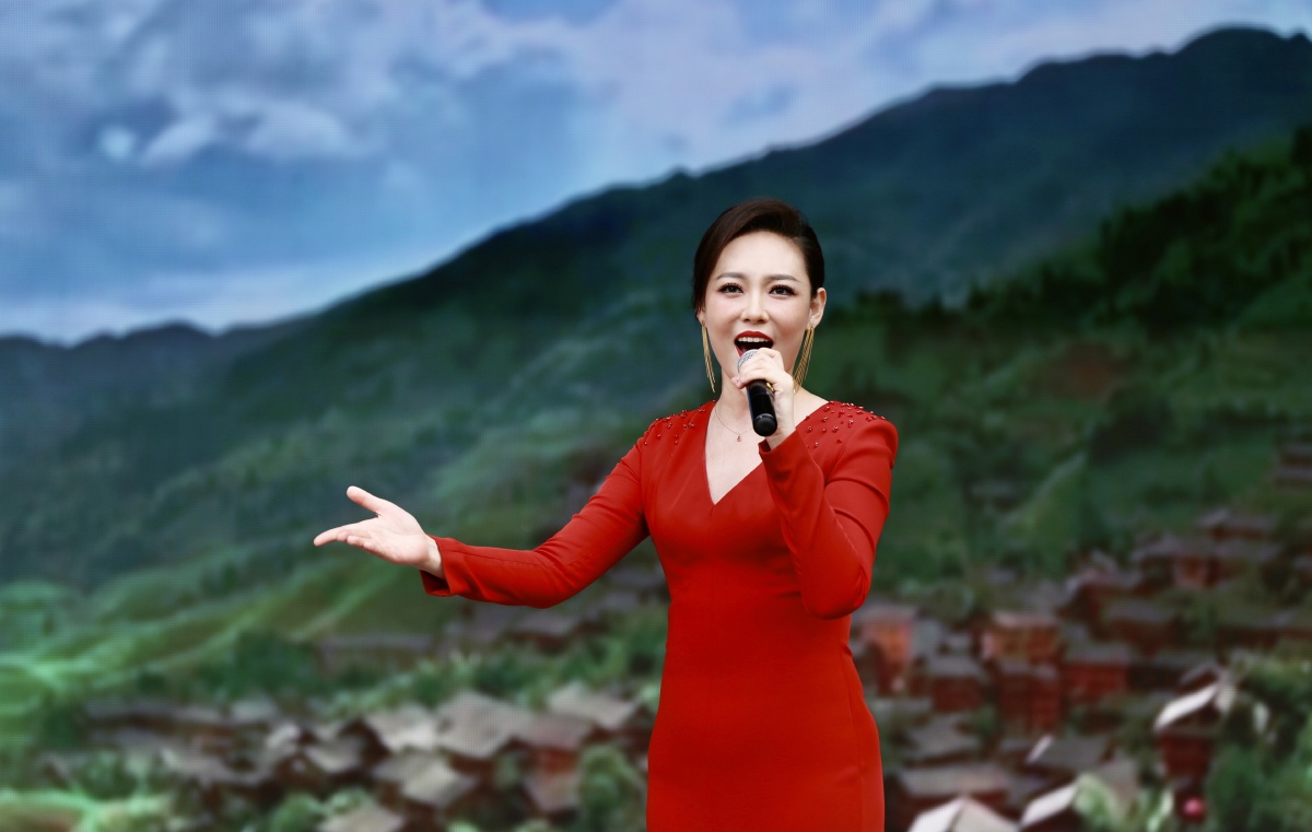 舞台抓拍青年歌唱家刘桐美照