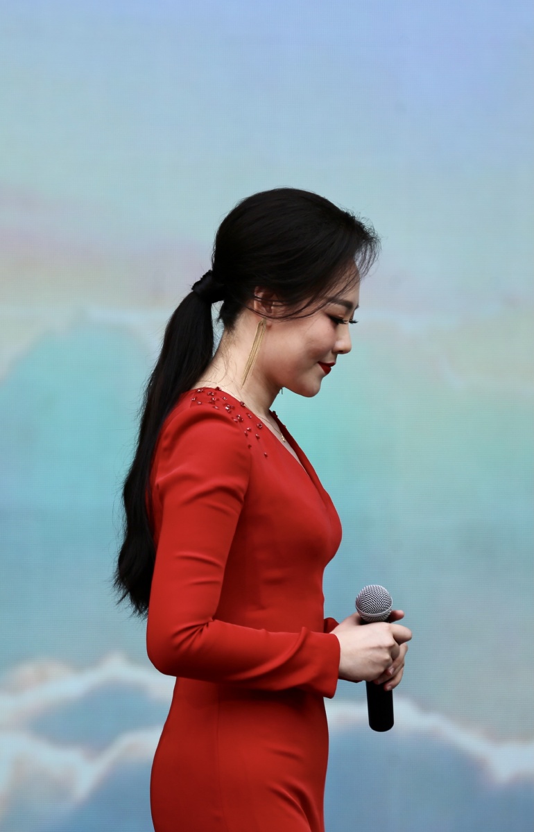 舞台抓拍青年歌唱家刘桐美照