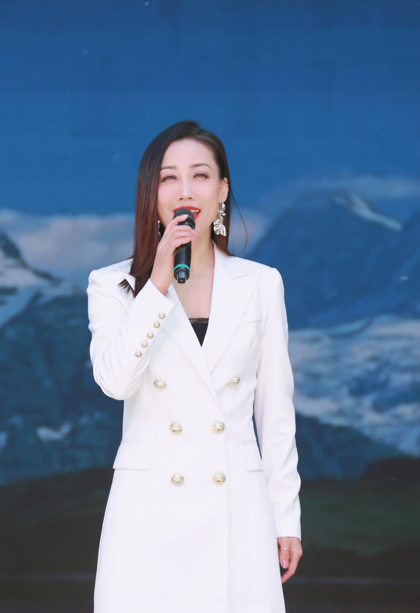 青年歌唱家牛妞舞台抓拍