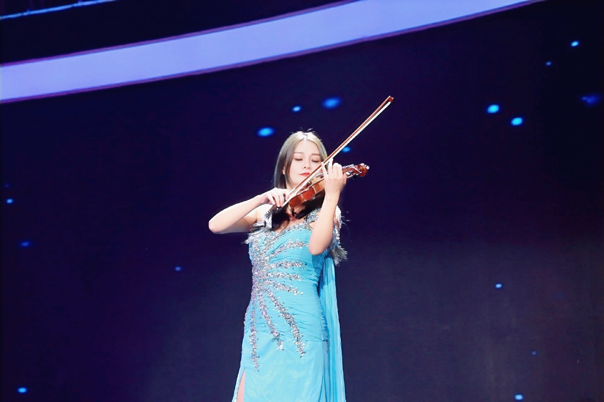 舞台抓拍美女小提琴演奏家刘音茹