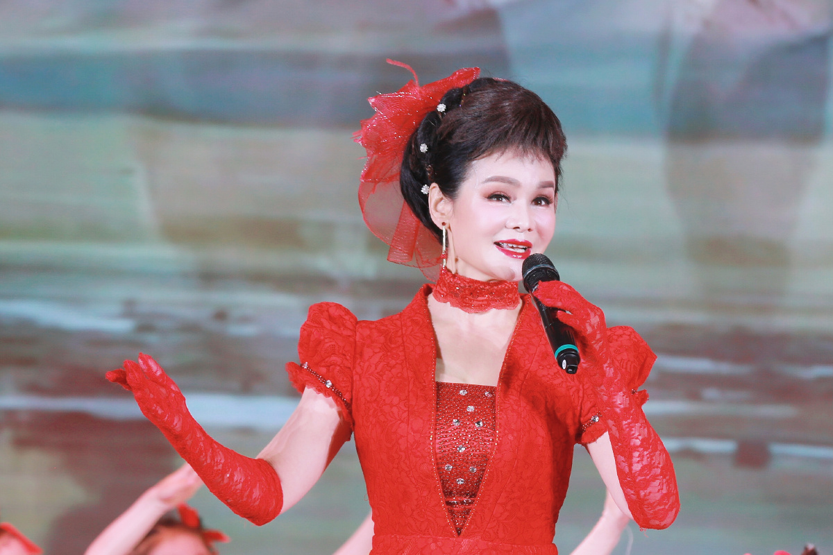 歌唱家张华敏舞台剧照金牛纳福四海同春2021全球华人春晚和国学晚会