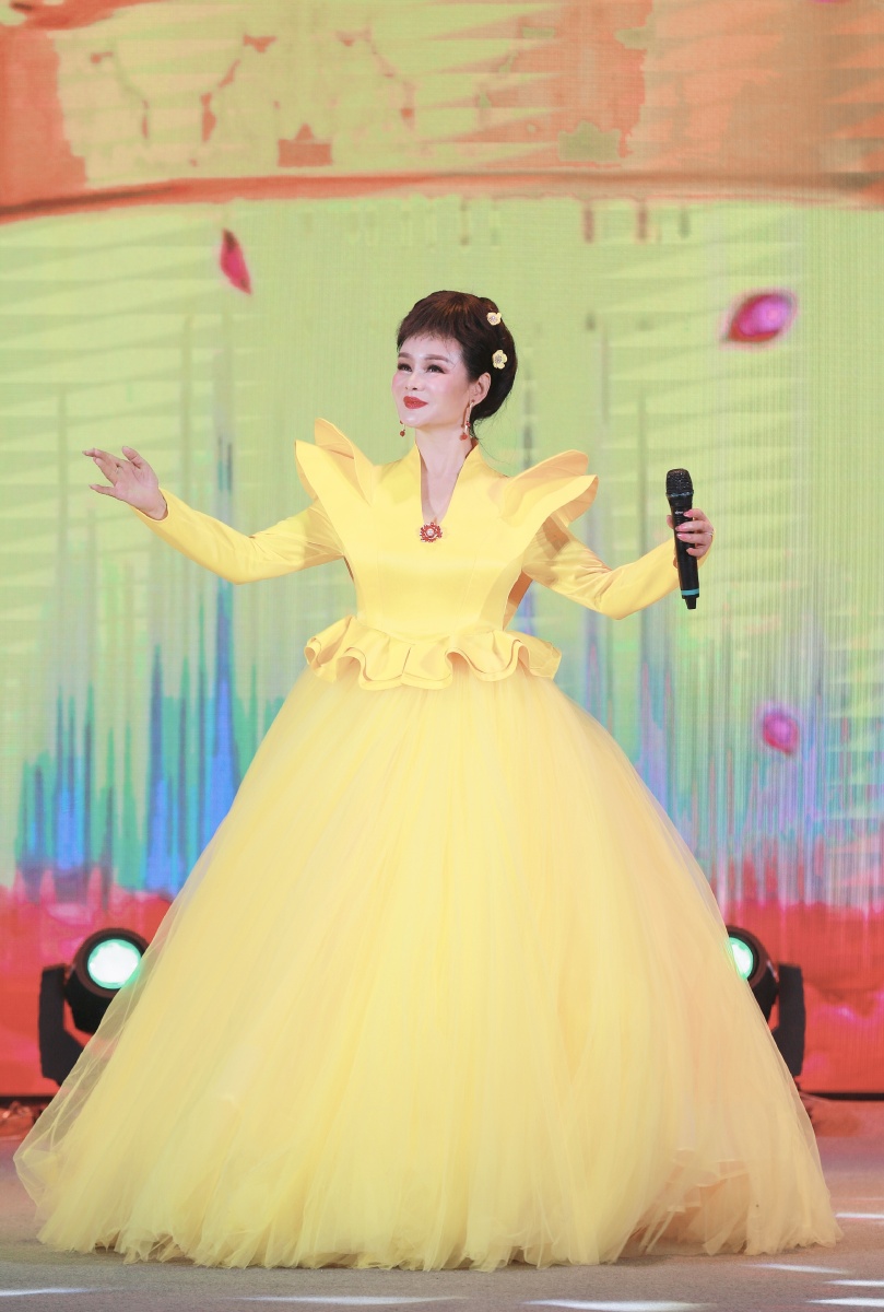 歌唱家张华敏舞台剧照金牛纳福四海同春2021全球华人春晚和国学晚会