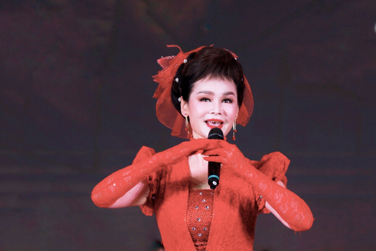 四海同春"2021全球华人春晚和国学晚会著名歌唱家张华敏演唱《给祖国