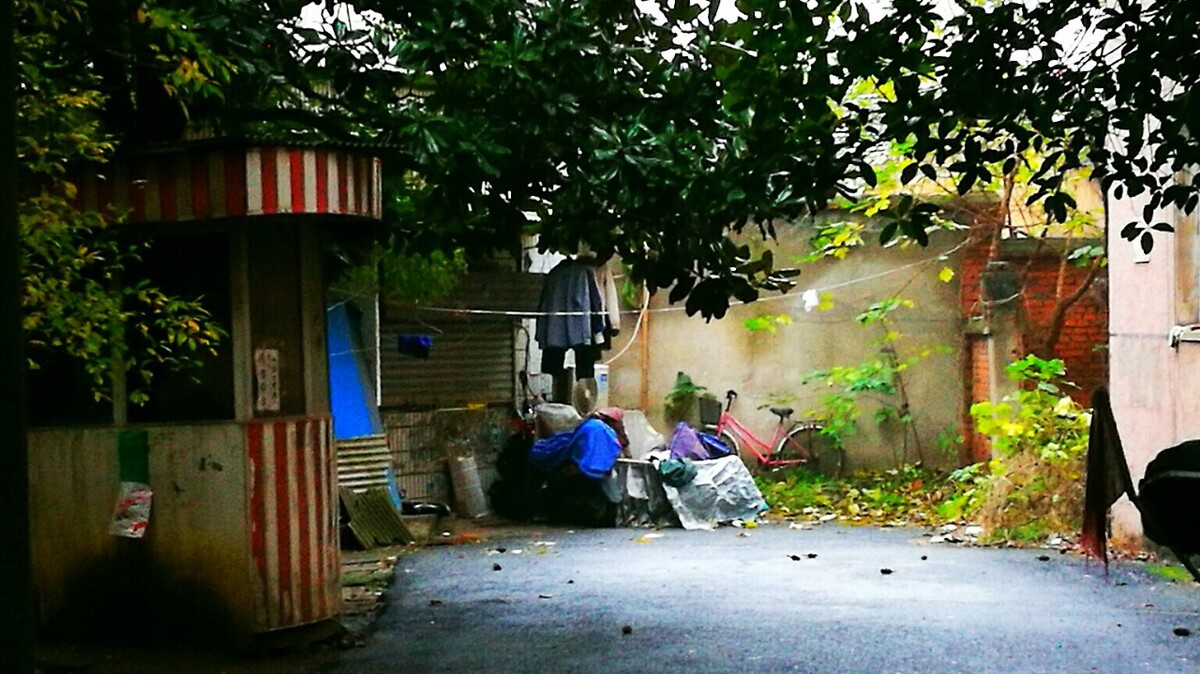 其实就是能容纳你我安家的那方寸之地。因为我爱家所以我爱城。因为那丝丝牵挂,所以才不愿离开。