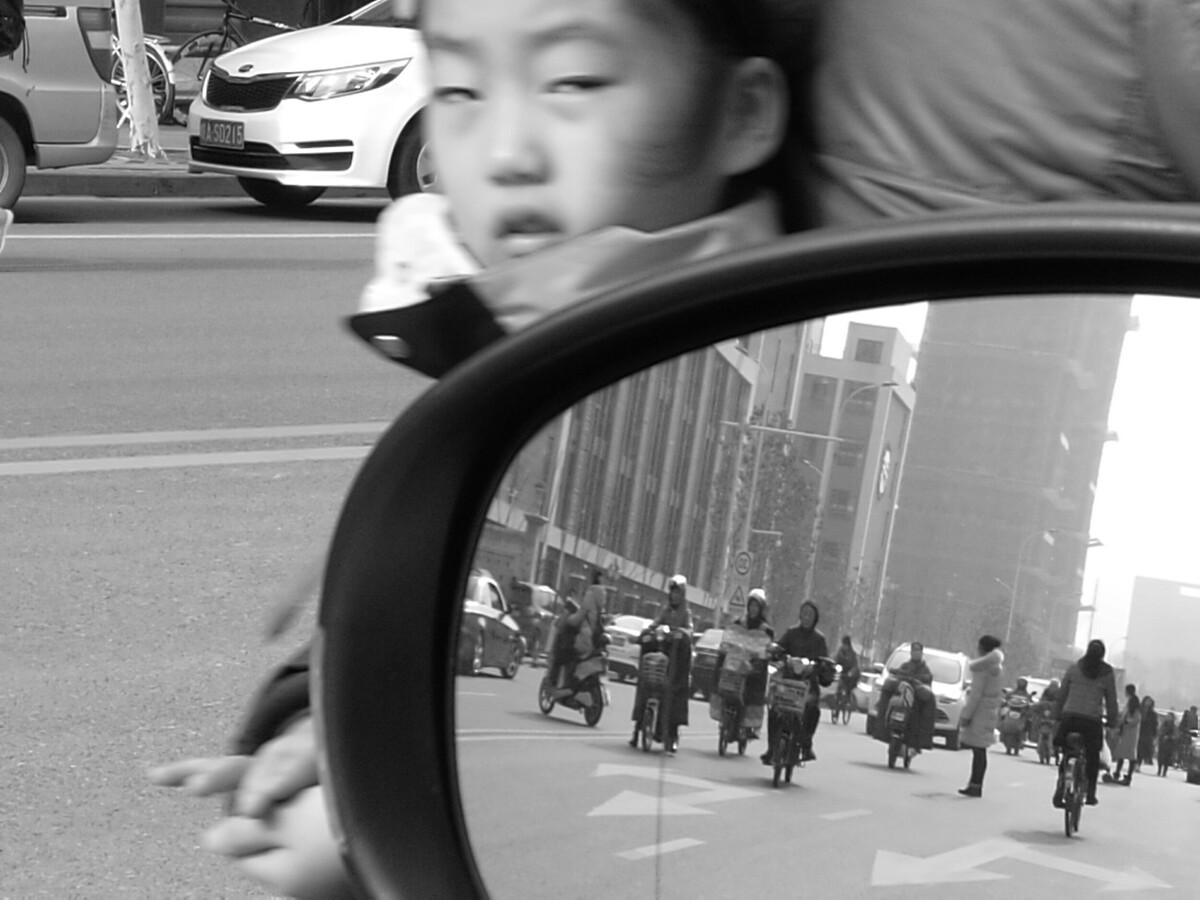 冷眼看来,城市或多或少,缺少点温情,多了点冷漠。