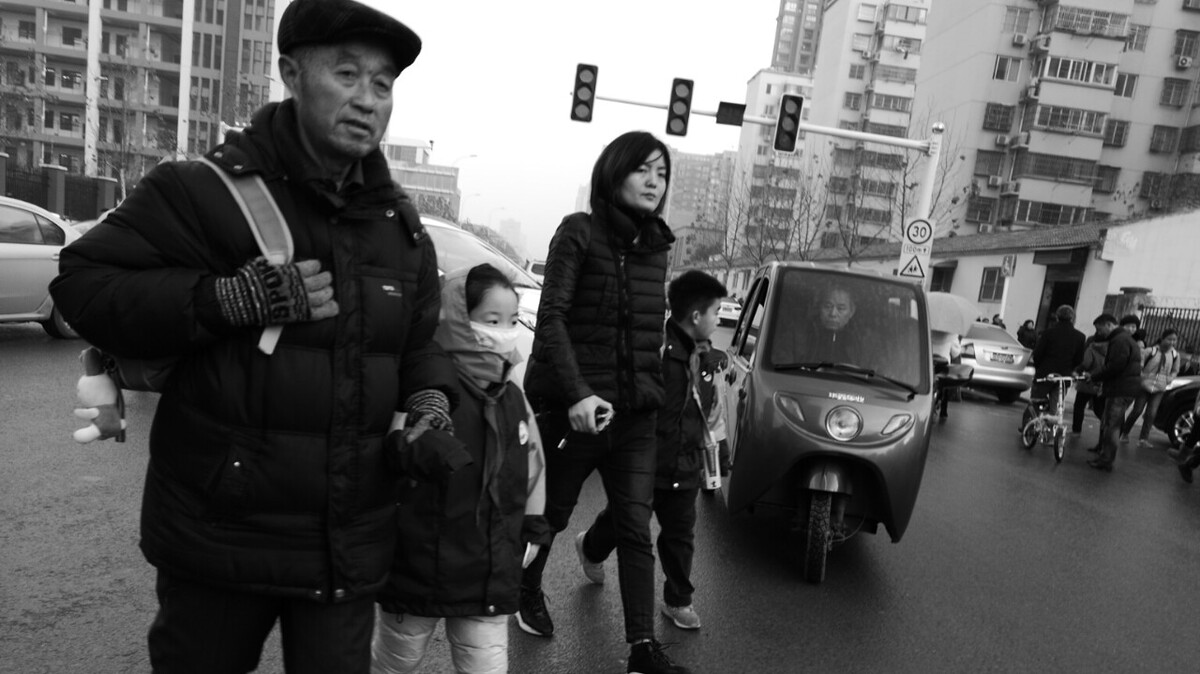 如果你有了孩子,也许你的第一件烦心事,就是接送孩子,如果你为了生计需要起早贪黑的工作,那老人和全职妈妈或许是最佳的选择。