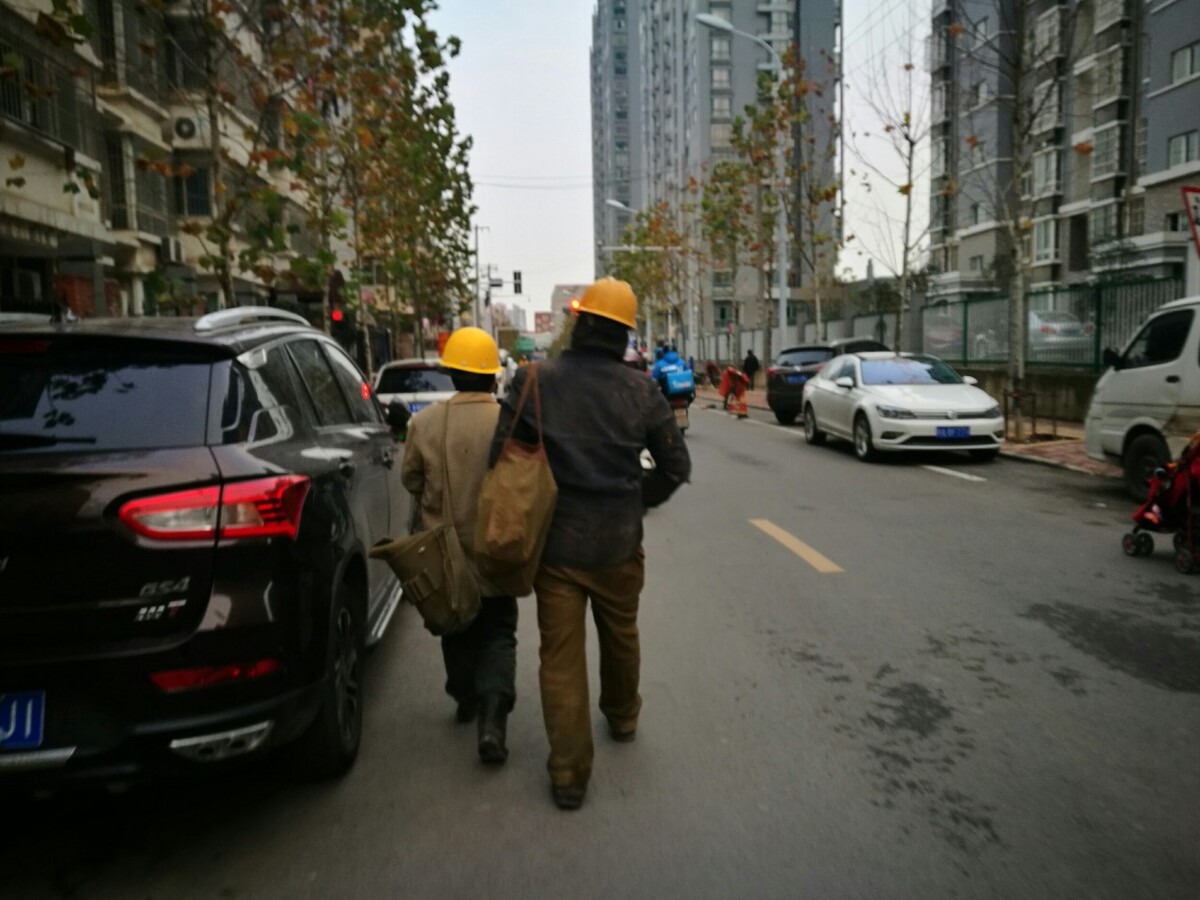 也会有,为了城市建设挥洒汗水,却不能归属于城市。