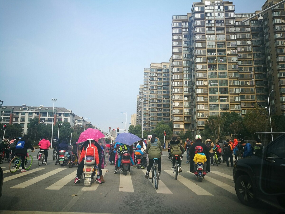 城市是人群密集的地方,包容着各式各样的人。