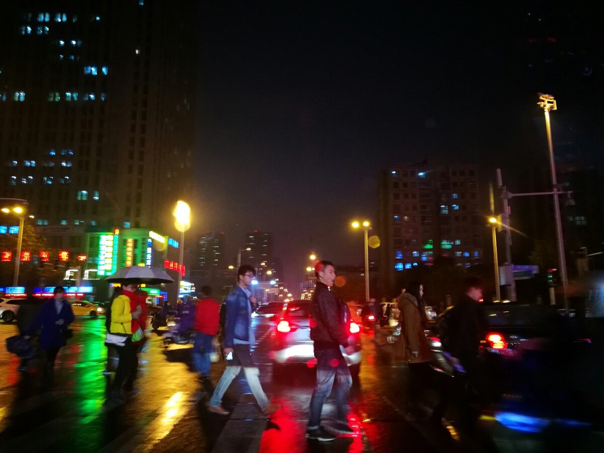 该下班回家了,看着脚步匆匆的路人,那是急切回家的心情。