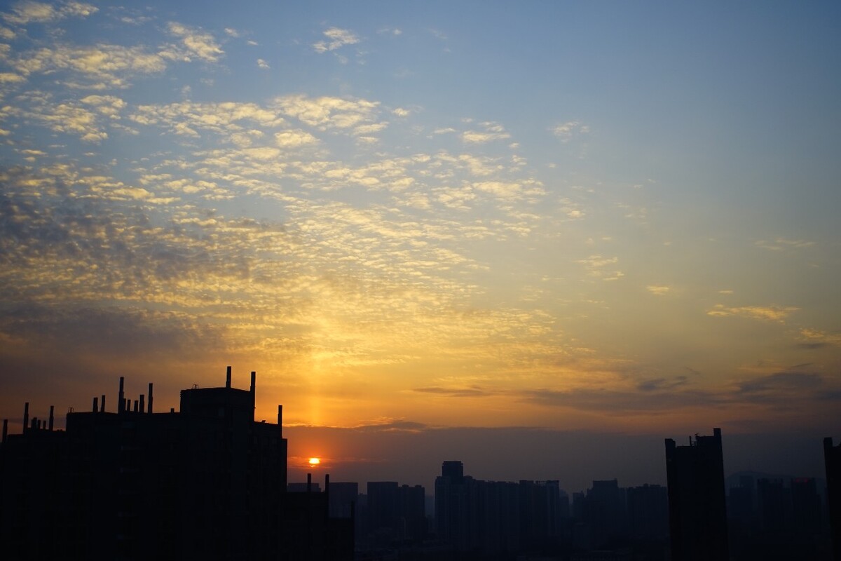 黄昏来临,站在即将离开的办公室里,城市显得别样的魅力。