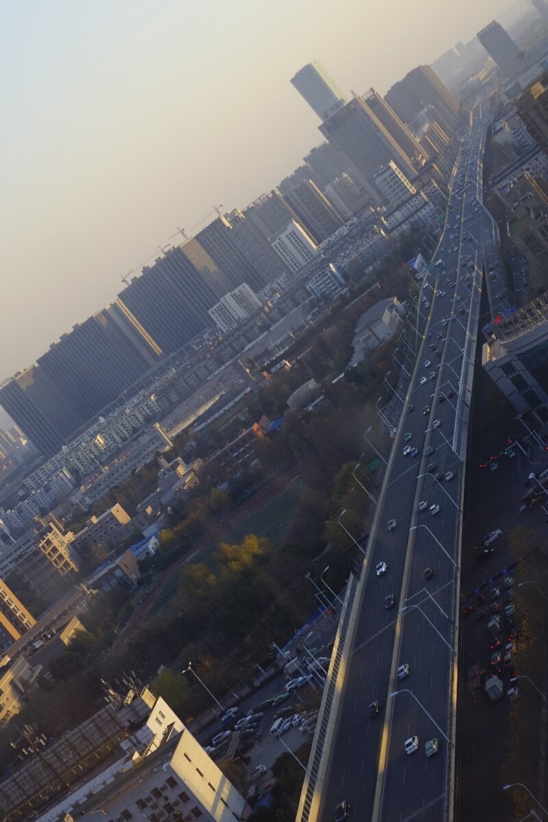 高架路上,车流随着时间的推移,逐渐多起来。每个人心里,都希望今天这个傍晚……