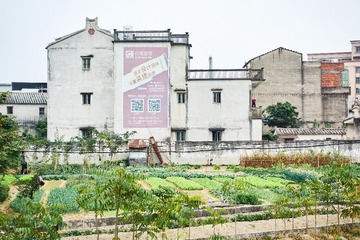 18957