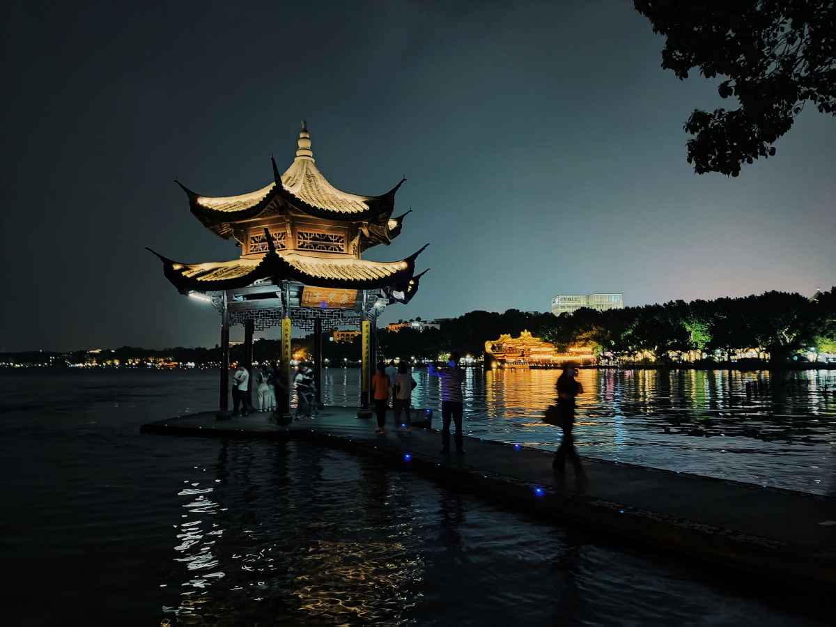 夜晚的西湖