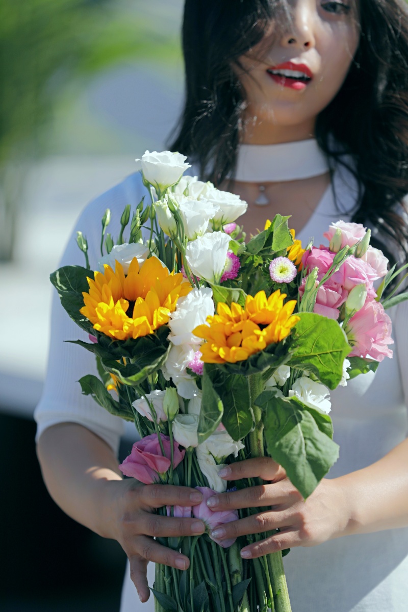 为鲜花拍的美女