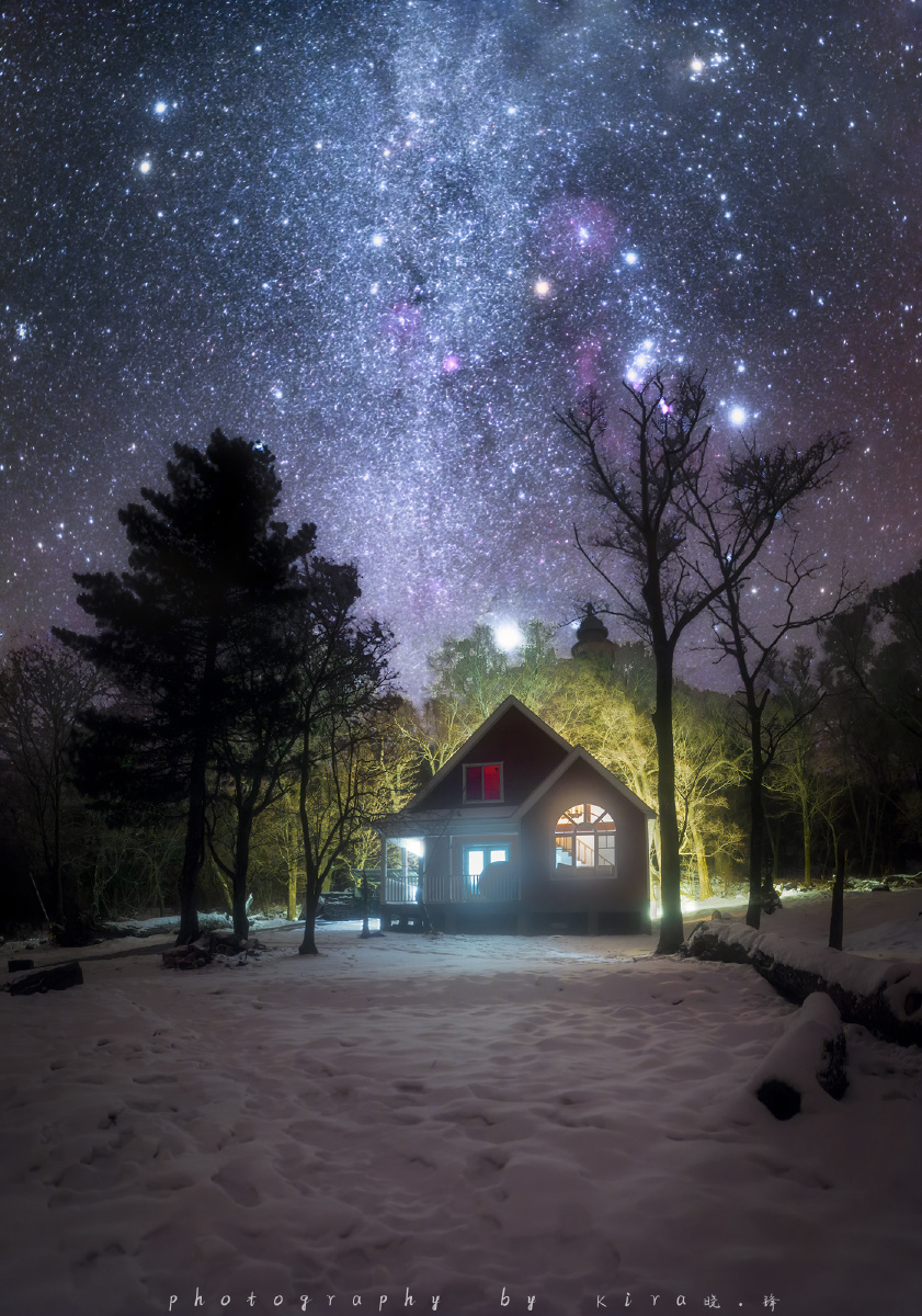 星空小屋星星们就像一盏盏小灯与房屋里的灯光共同点亮了这片森林温柔