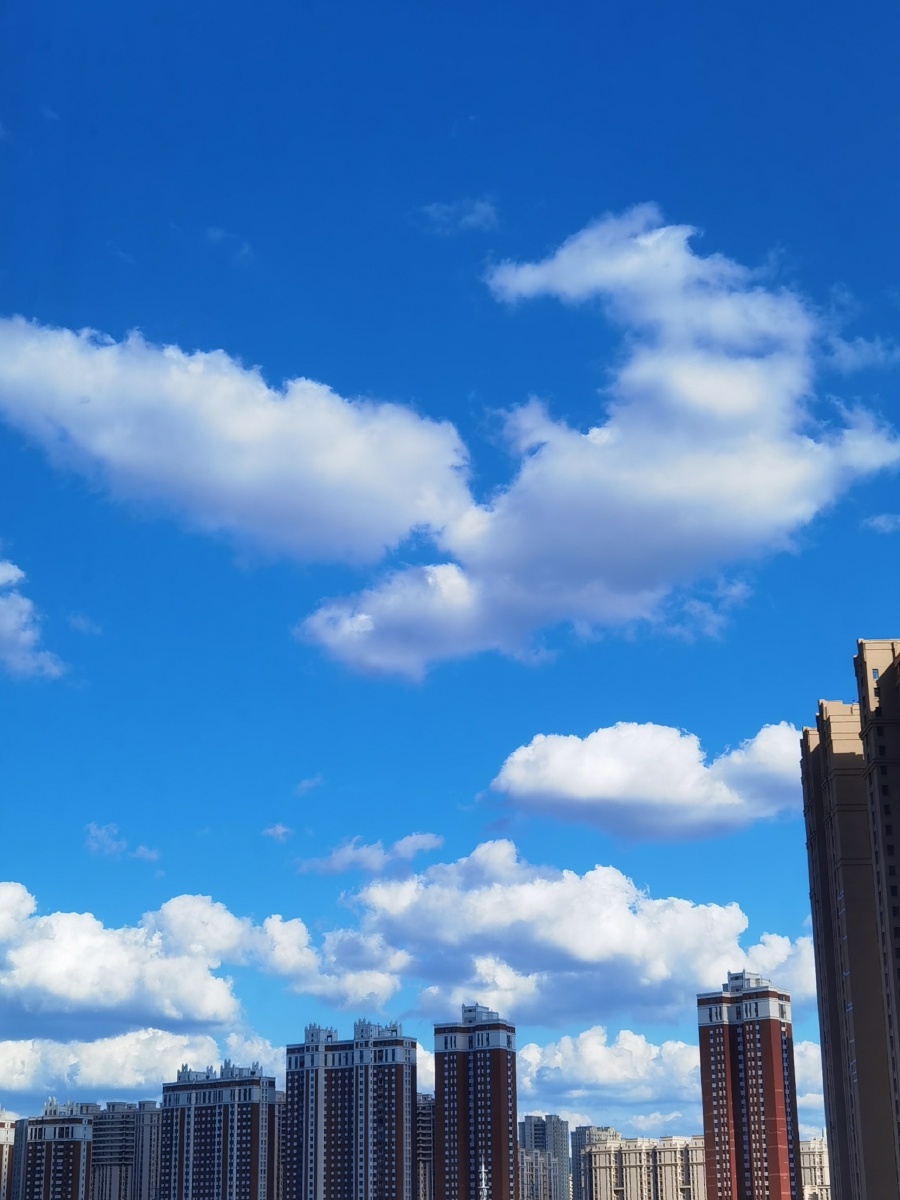 风吹云动如战斗机一样从天空飞过