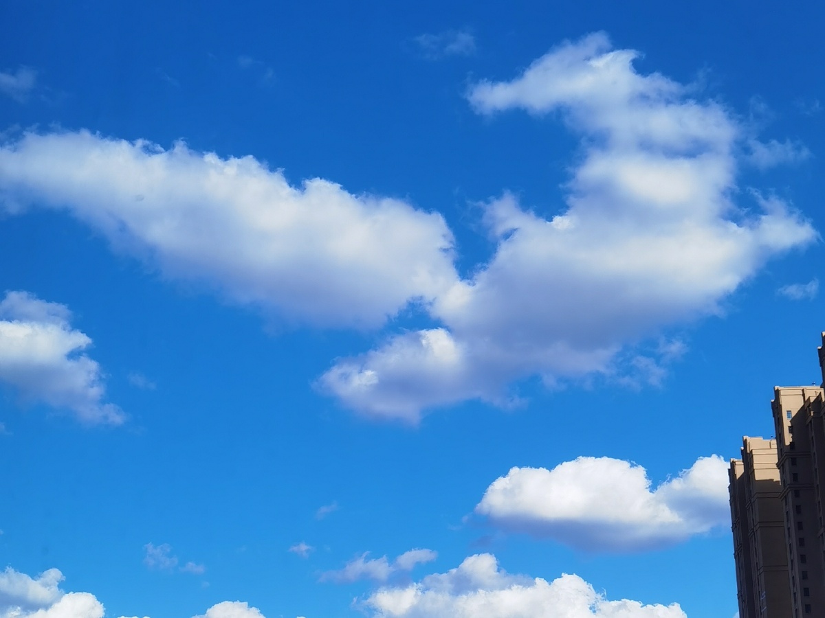 风吹云动如战斗机一样从天空飞过