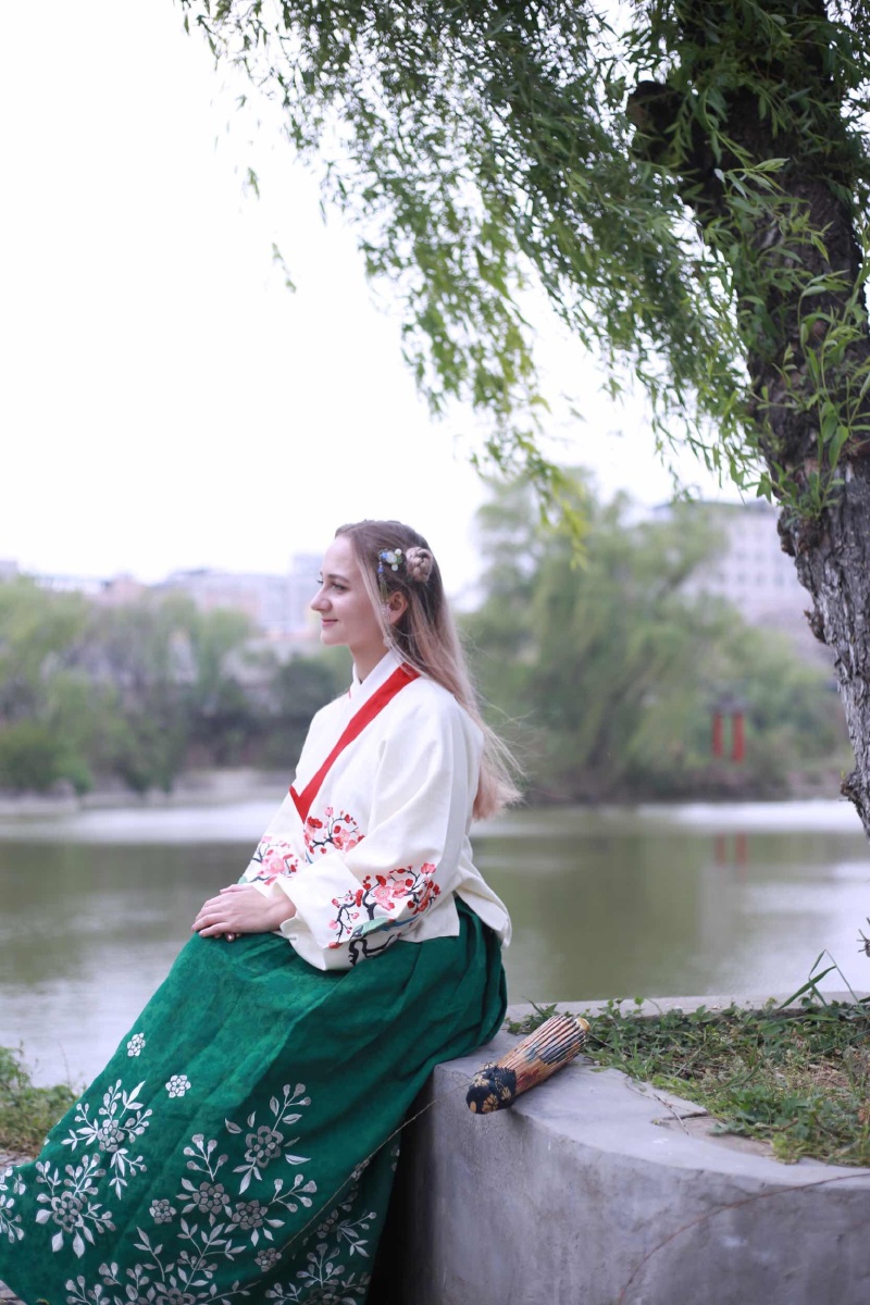 穿汉服的俄罗斯小姐姐