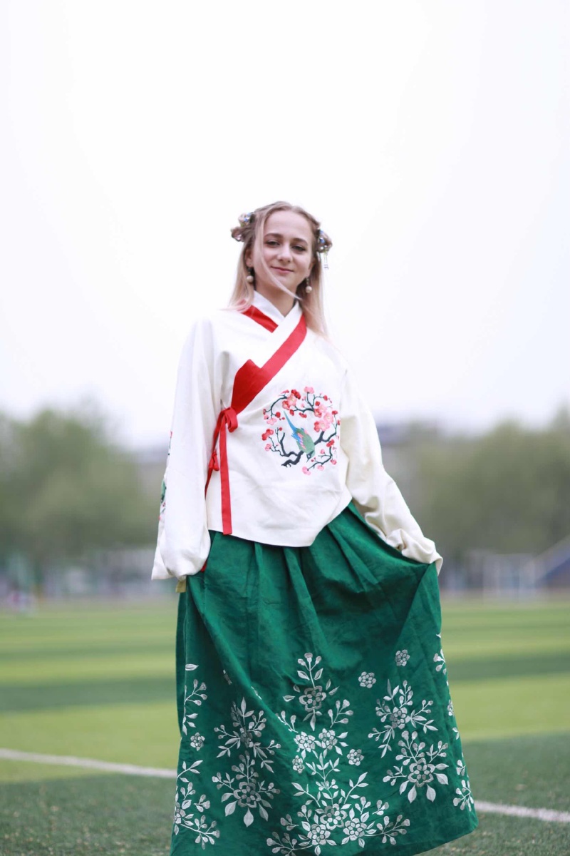 穿汉服的俄罗斯小姐姐