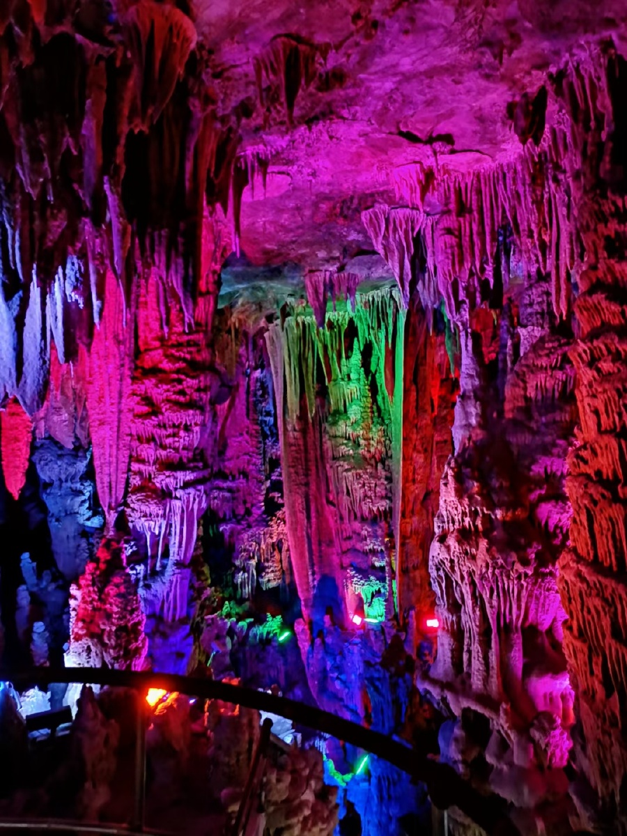 桂林七星岩洞里形状各异的石钟乳和石笋