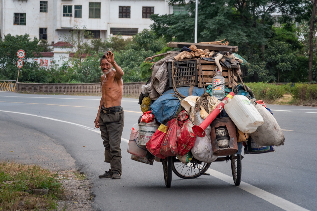《孤独行者》 路上偶遇的这位孤独行者,当我看到老人一个人推着三轮车